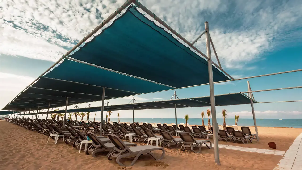 Leżaki pod zadaszeniem na plaży w Club Grand Side