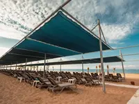 Leżaki pod zadaszeniem na plaży w Club Grand Side