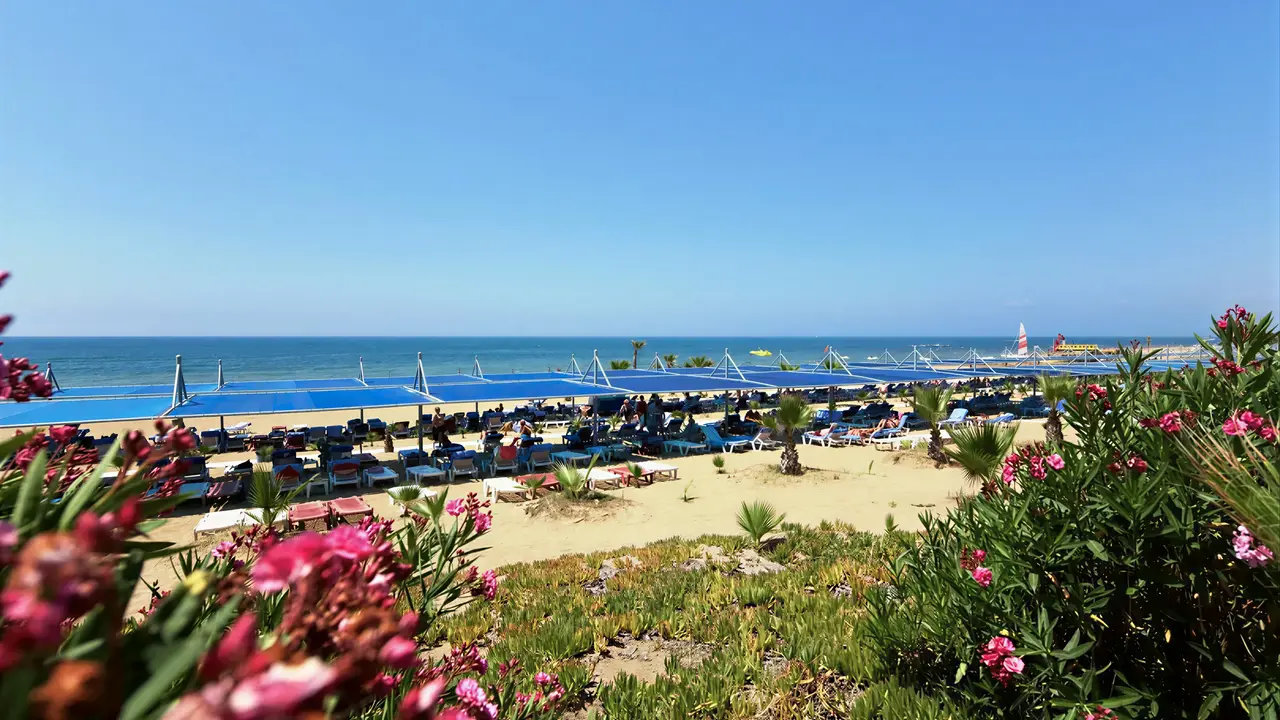 Plaża z leżakami w Club Grand Side