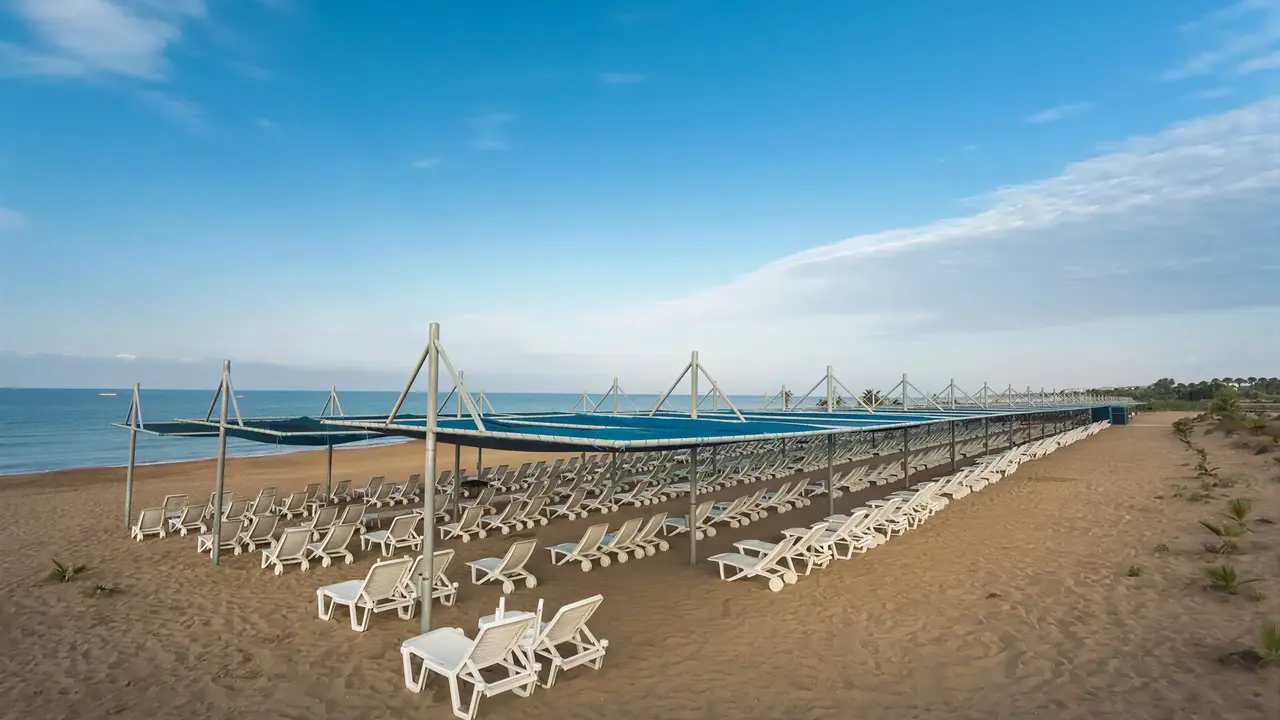 Leżaki pod zadaszeniem na plaży w Club Grand Side