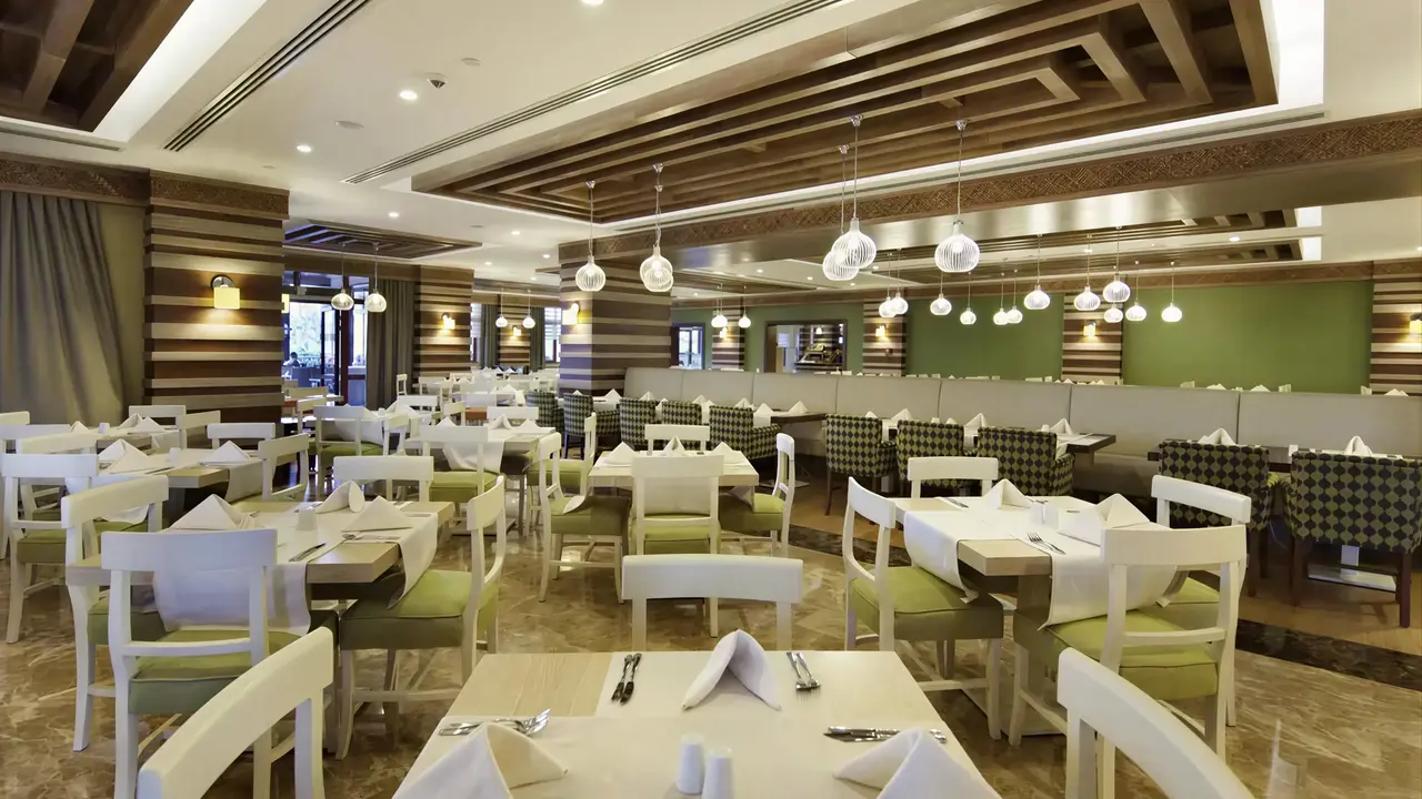 Restauracja w hotelu Club Grand Side z nakrytymi stołami