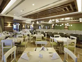 Restauracja w hotelu Club Grand Side z nakrytymi stołami