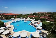 Widok na kompleks basenów w Club Grand Side