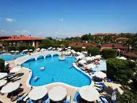 Widok na kompleks basenów w Club Grand Side