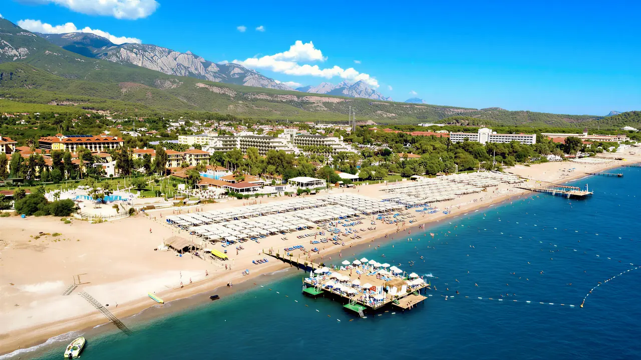 Widok na kompleks Club Phaselis Rose z plażą