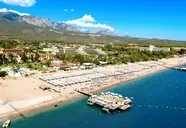 Widok na kompleks Club Phaselis Rose z plażą