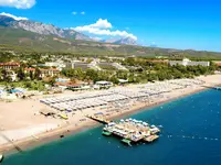 Widok na kompleks Club Phaselis Rose z plażą