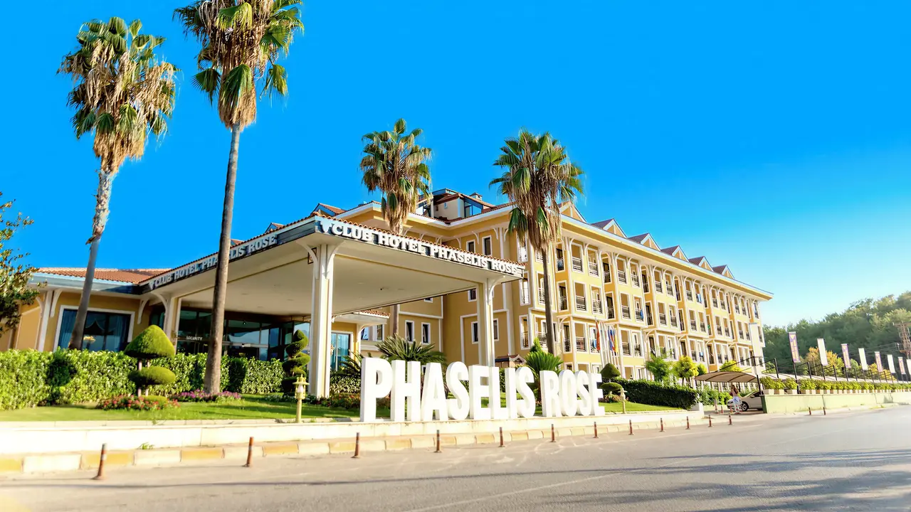 Elewacja budynku Club Phaselis Rose z palmami