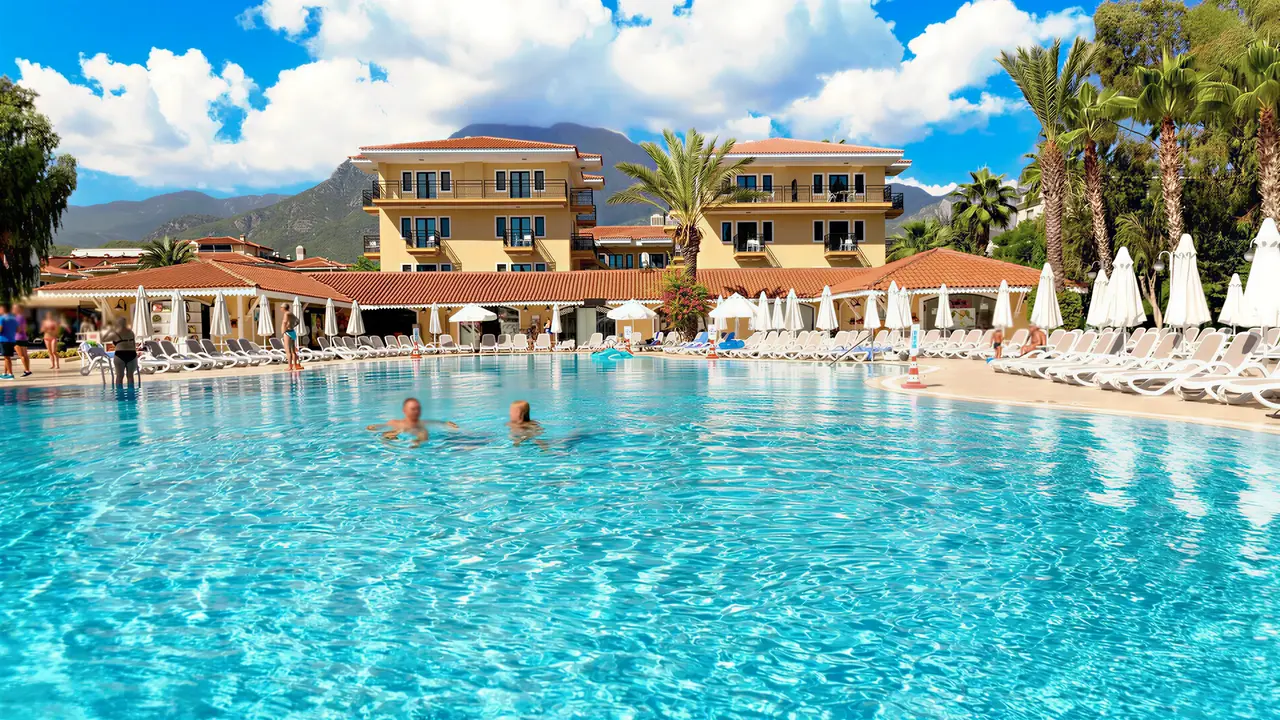 Basen z leżakami w Club Phaselis Rose