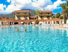 Basen z leżakami w Club Phaselis Rose