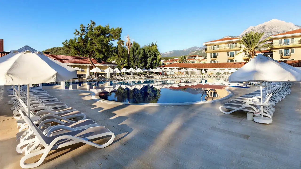 Basen i leżaki w Club Phaselis Rose