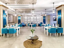 Elegancka restauracja w Club Phaselis Rose z niebieskimi krzesłami