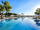 Basen z leżakami i parasolami w Club Phaselis Rose