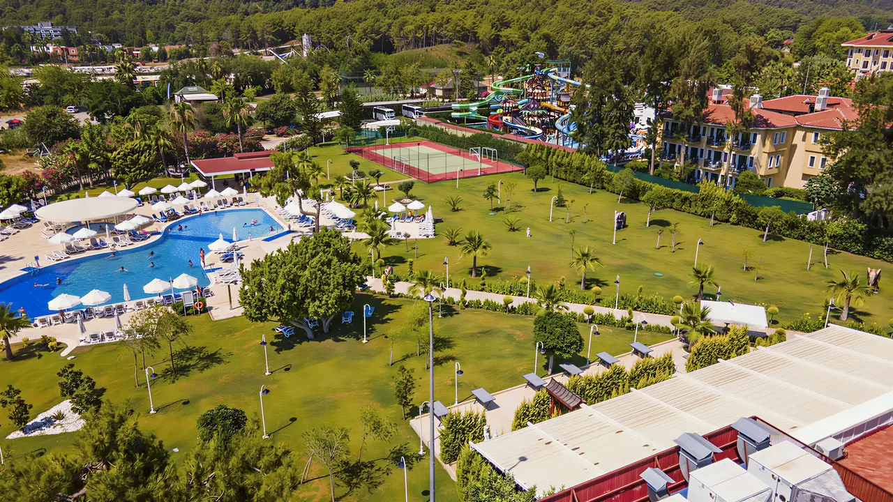 Widok na kompleks Club Phaselis Rose z basenami i ogrodami