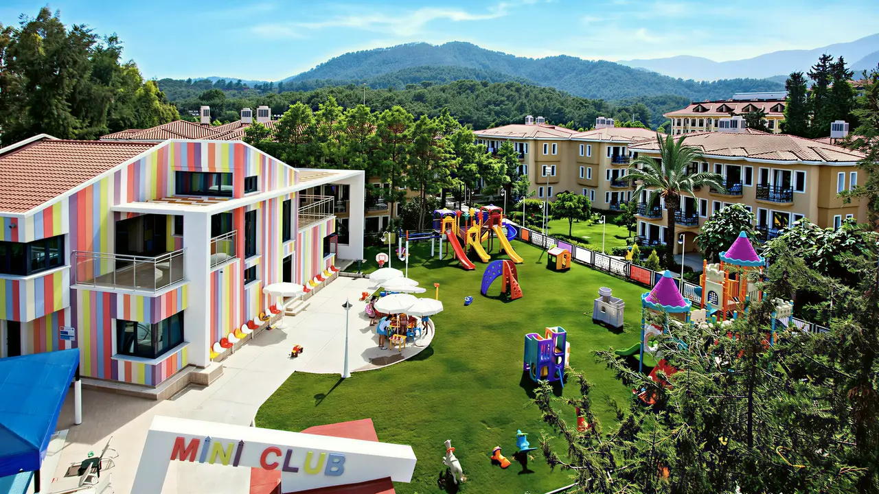 Kolorowy Mini Club i plac zabaw w Club Phaselis Rose