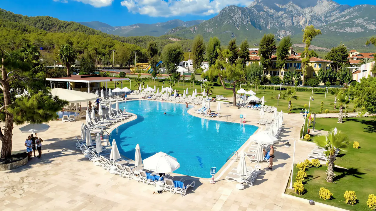 Basen z leżakami w Club Phaselis Rose