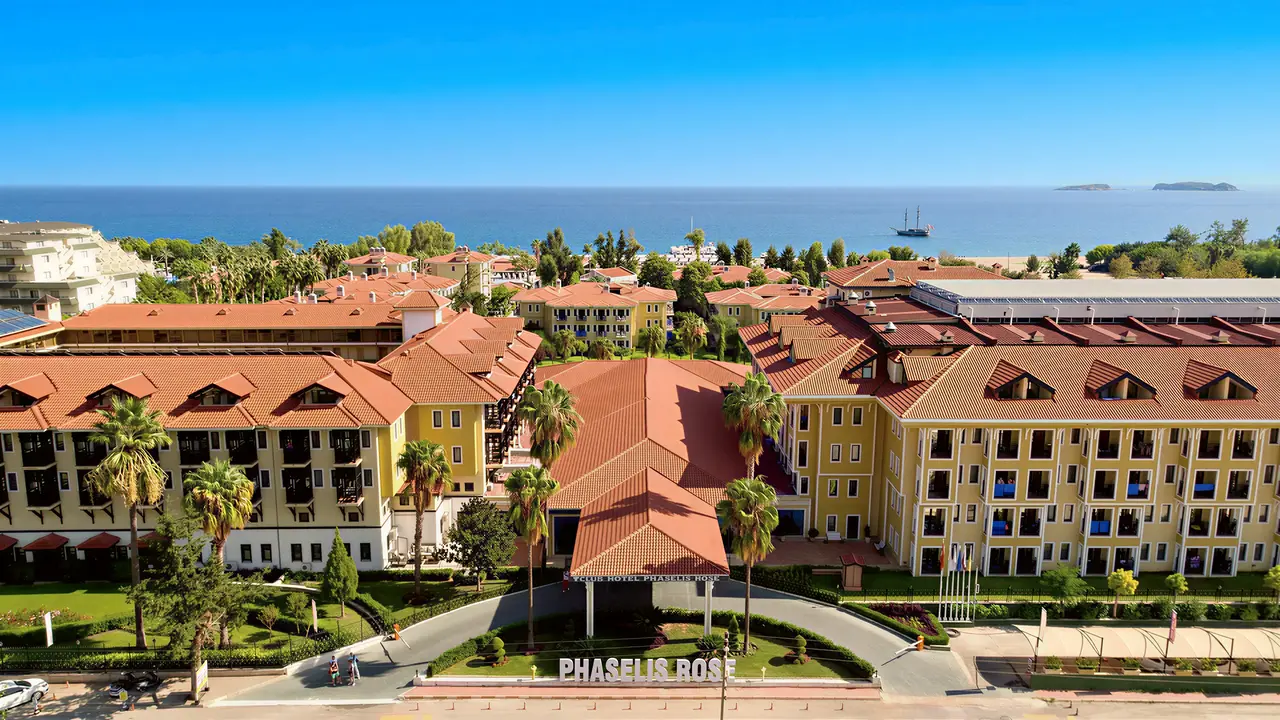 Widok na budynki hotelu Club Phaselis Rose z lotu ptaka