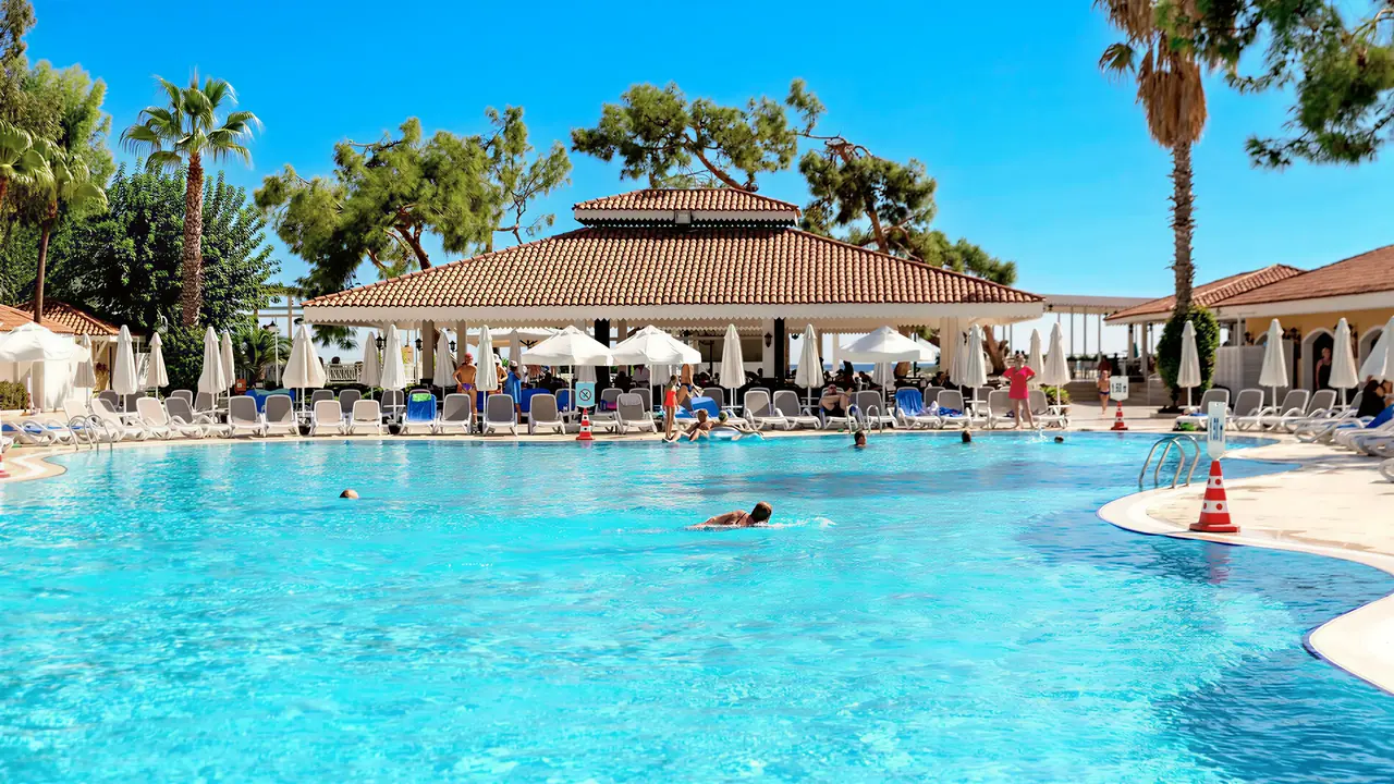 Basen z leżakami w Club Phaselis Rose