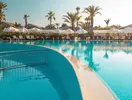 Basen z leżakami i parasolami w Club Turan Prince World