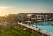 Widok na kompleks Club Turan Prince World z basenem