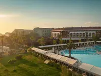 Widok na kompleks Club Turan Prince World z basenem