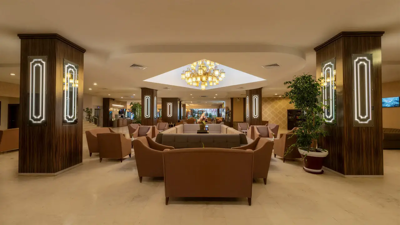 Wnętrze eleganckiego lobby w Club Turan Prince World