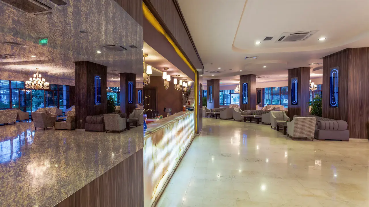 Nowoczesne lobby w Club Turan Prince World z wygodnymi sofami