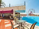 Basen z leżakami w hotelu Club Turan Prince World