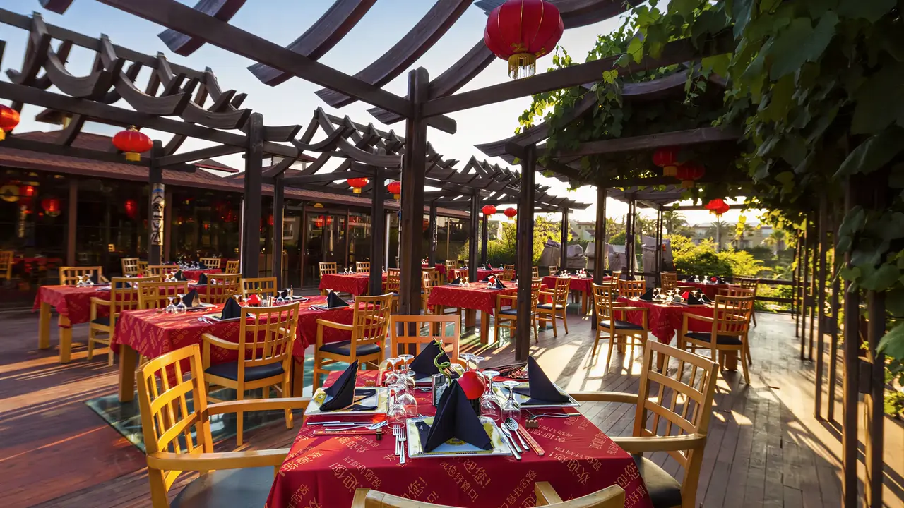 Restauracja w Club Turan Prince World z czerwonymi obrusami