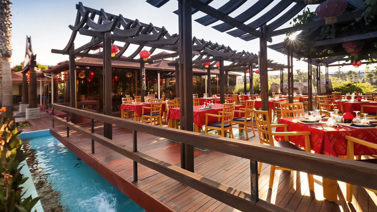 Restauracja w Club Turan Prince World z czerwonymi obrusami