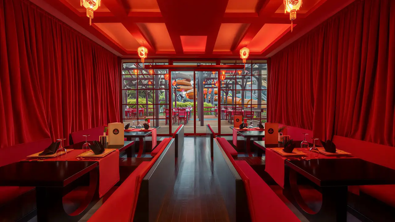 Restauracja w kolorach czerwieni w Club Turan Prince World
