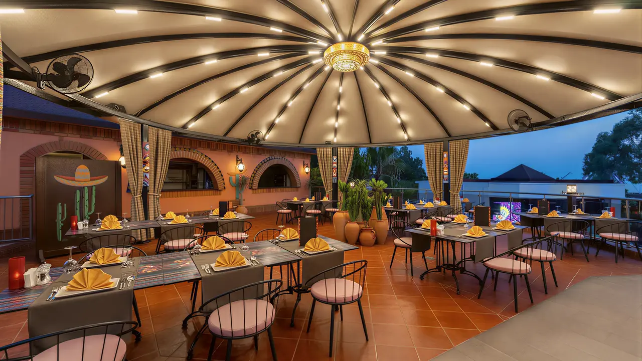 Restauracja w Club Turan Prince World z nakrytymi stołami