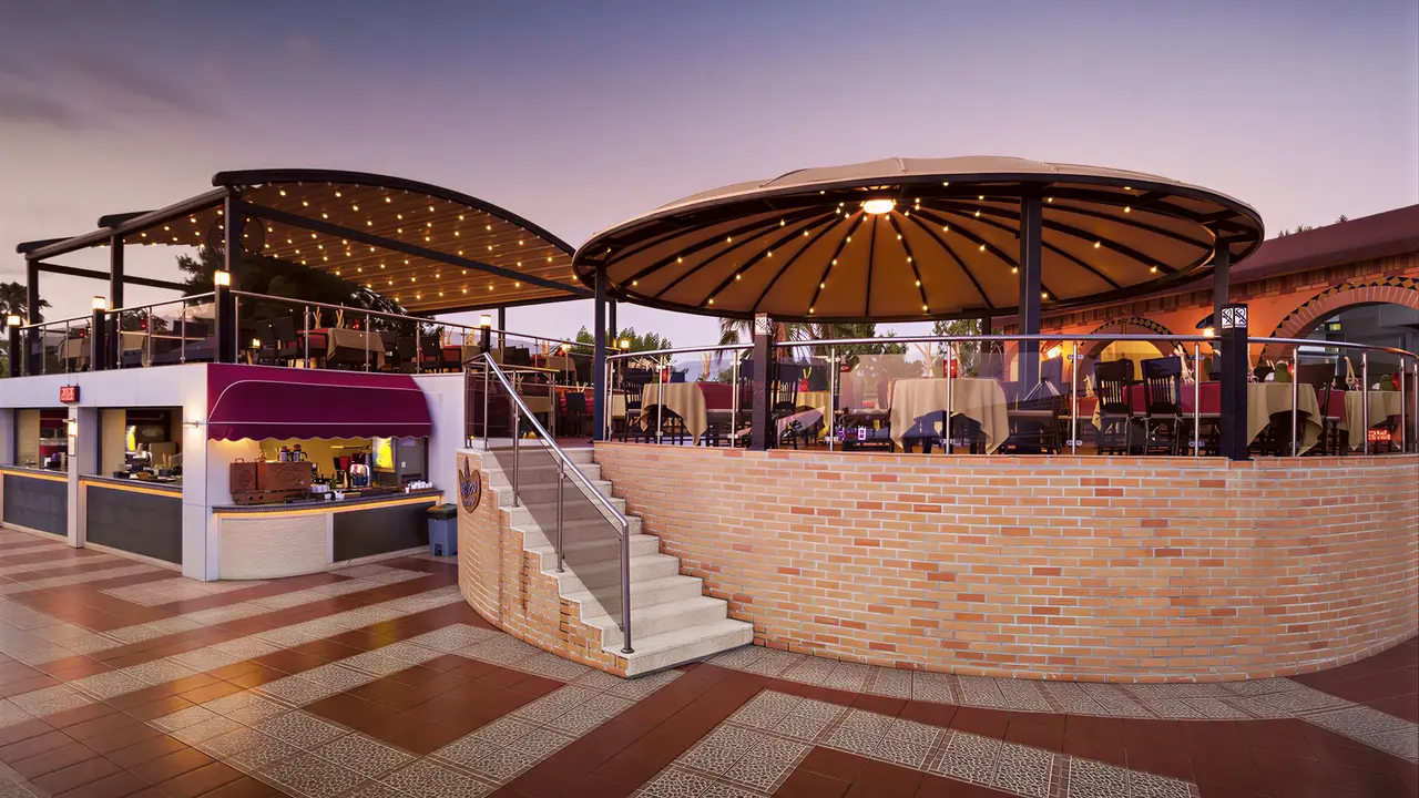 Taras restauracyjny w Club Turan Prince World z okrągłym zadaszeniem