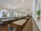 Restauracja w hotelu Club Turan Prince World z jasnymi stolikami