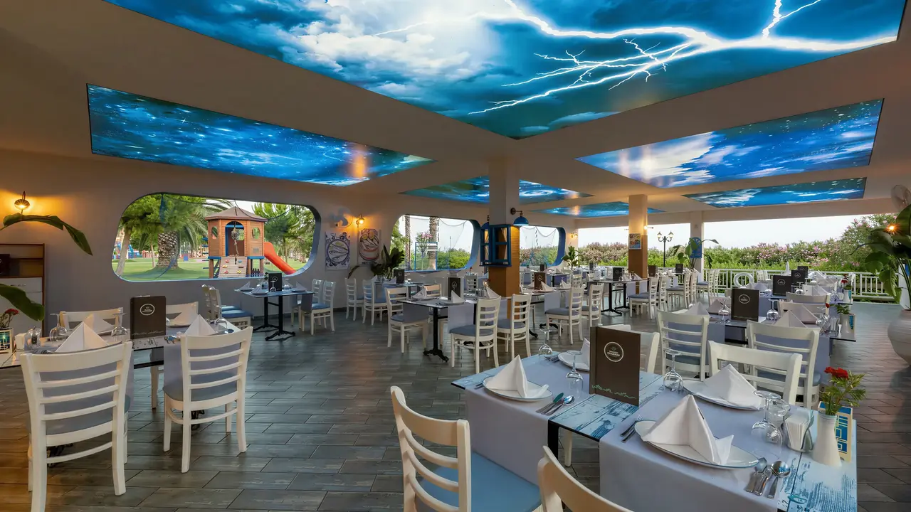 Restauracja w Club Turan Prince World z nakrytymi stołami