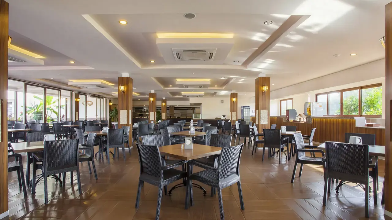 Restauracja w Club Turan Prince World z ustawionymi stolikami