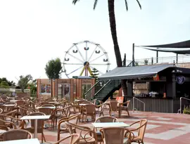 Taras restauracyjny w Club Turan Prince World z widokiem na koło