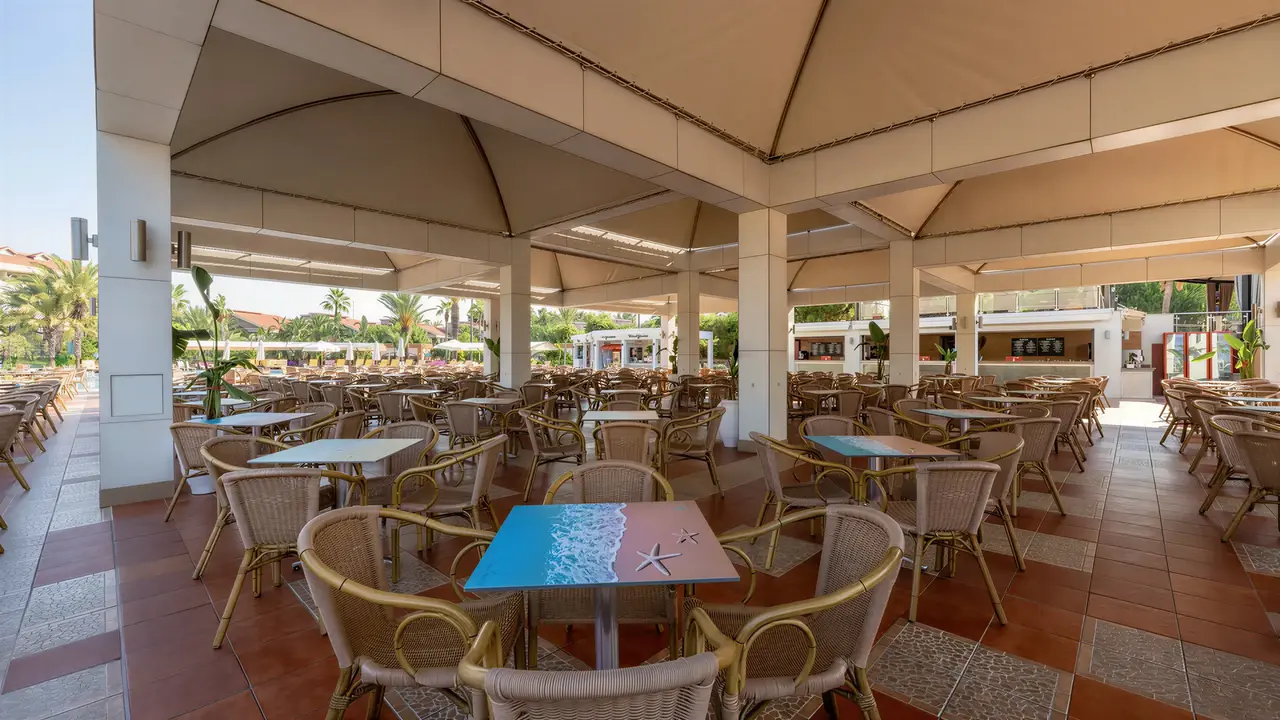 Restauracja w Club Turan Prince World z wiklinowymi krzesłami