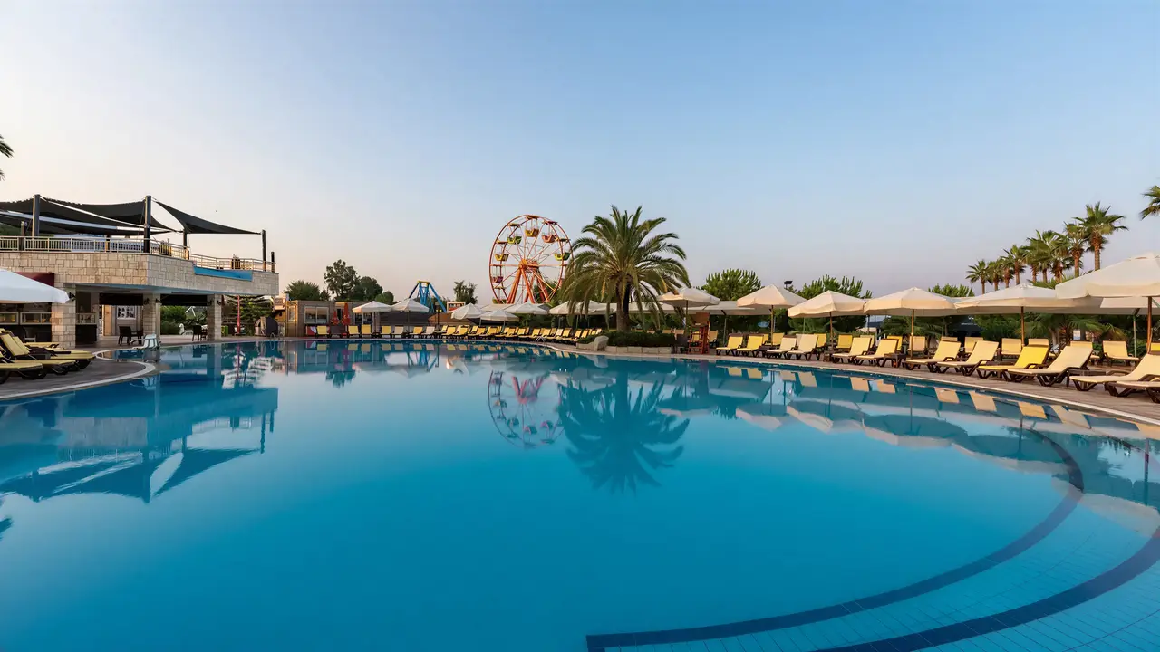 Basen z leżakami w Club Turan Prince World