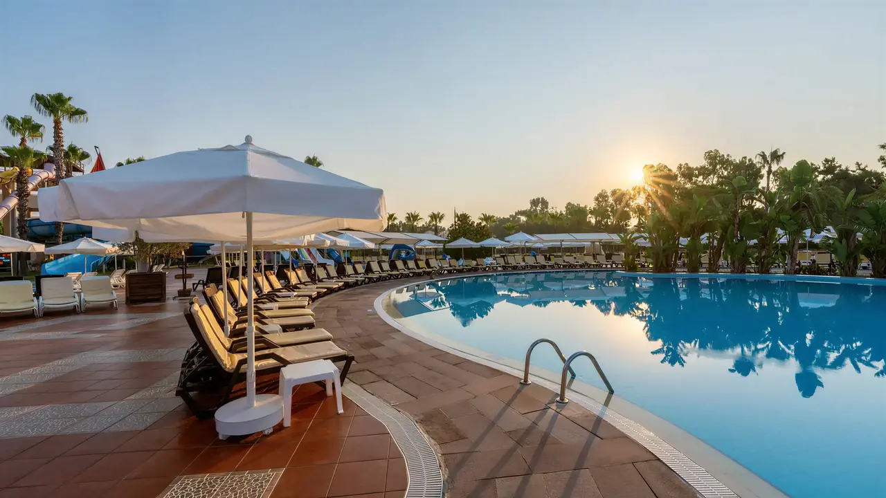 Basen z leżakami w Club Turan Prince World