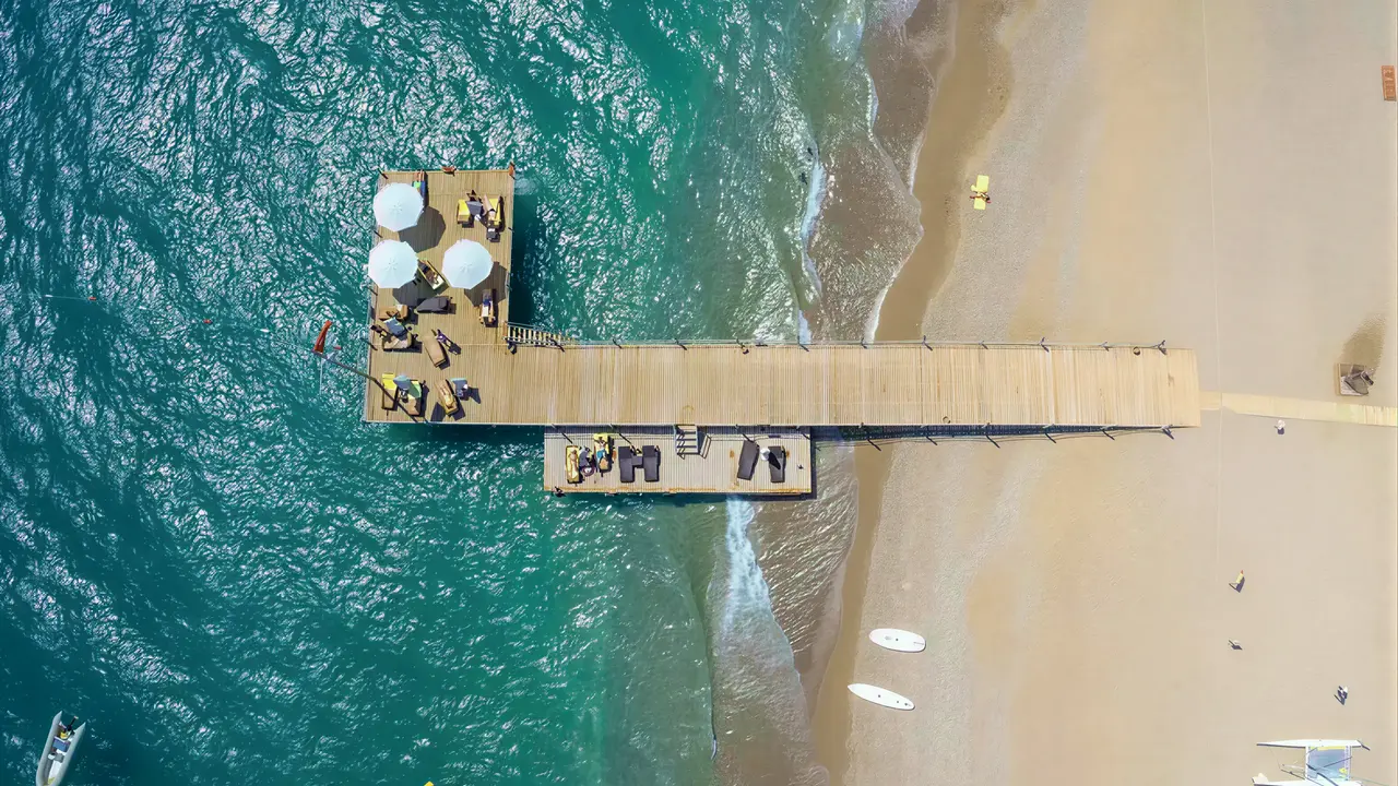 Drewniany pomost na plaży w Club Turan Prince World