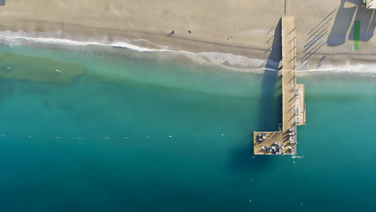 Plaża i molo w Club Turan Prince World widziane z góry