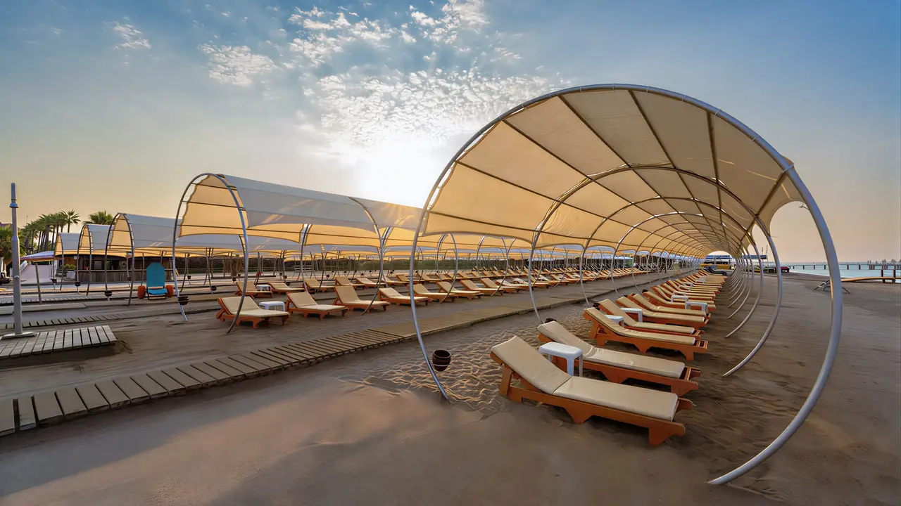 Leżaki pod zadaszeniami na plaży w Club Turan Prince World