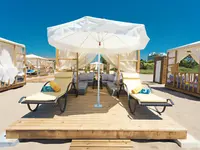 Leżaki i parasol na plaży w Club Turan Prince World