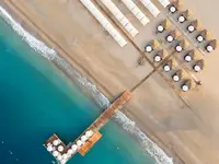 Plaża z leżakami i molo w Club Turan Prince World