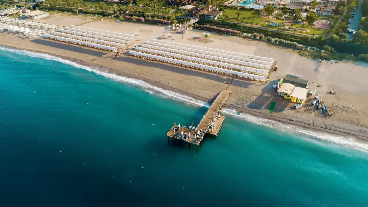 Plaża z leżakami i pomostem w Club Turan Prince World