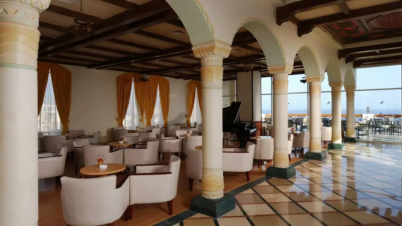 Wnętrze eleganckiego lobby w Concorde El Salam Sport z fotelami