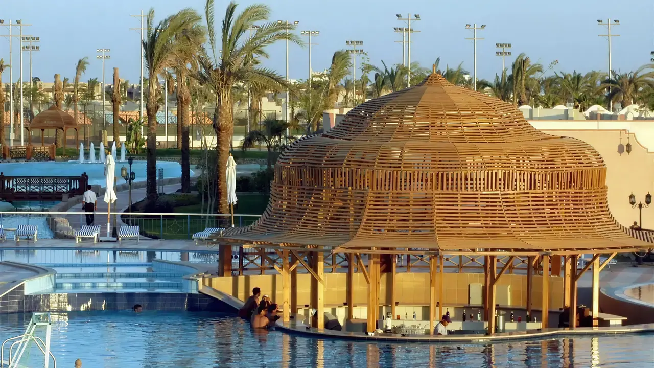 Bar w basenie w hotelu Concorde El Salam Sport