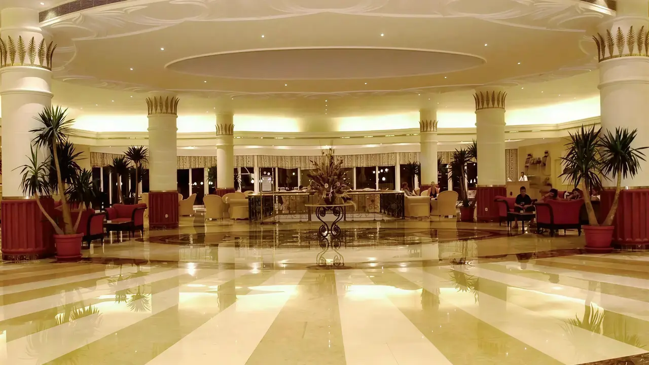 Eleganckie wnętrze lobby w Concorde El Salam Sport