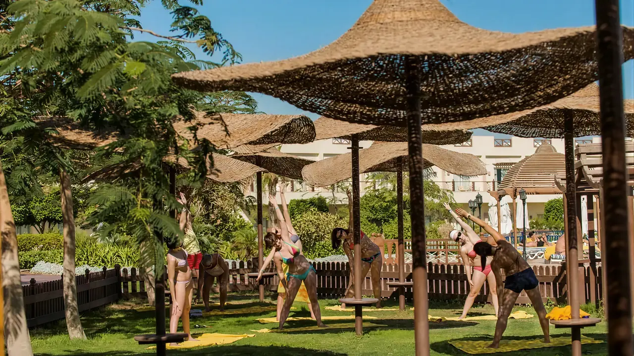 Zajęcia fitness na trawie w Concorde El Salam Sport
